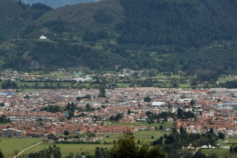 Descubre Golden City en Hoyo de Manzanares